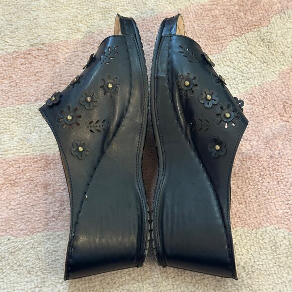 Atalina Black Leather Floral Appliqué Platform Wedge Sandals Boho Mod Cottage - Picture 4 of 8